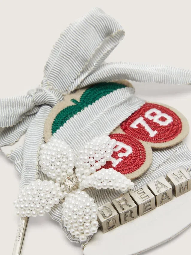 Lacets « Peaux » argentés avec breloques et appliqués