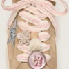 Lacets « Peaux » beige clair avec tressage rose, épingle et appliqués