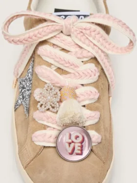 Lacets « Peaux » beige clair avec tressage rose, épingle et appliqués