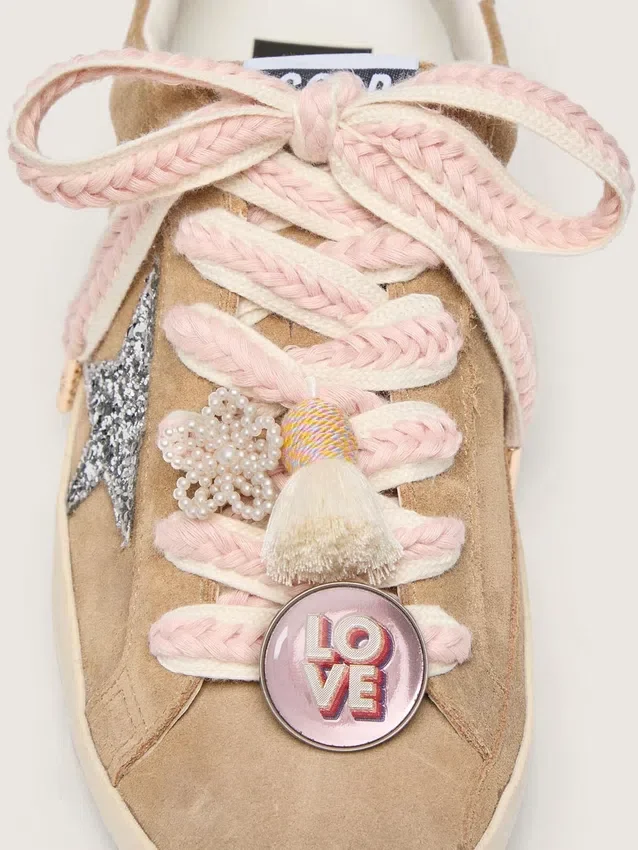 Lacets « Peaux » beige clair avec tressage rose, épingle et appliqués