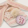 Lacets « Peaux » beige clair avec tressage rose, épingle et appliqués