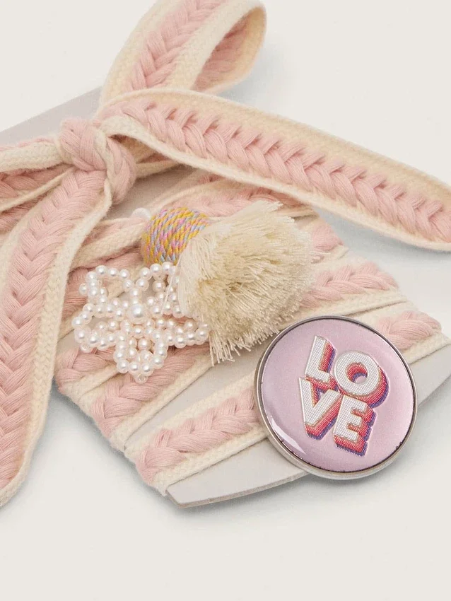 Lacets « Peaux » beige clair avec tressage rose, épingle et appliqués