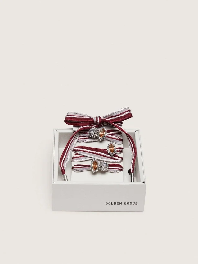 Lacets « Peaux » rayés blanc et bordeaux ornés de breloques