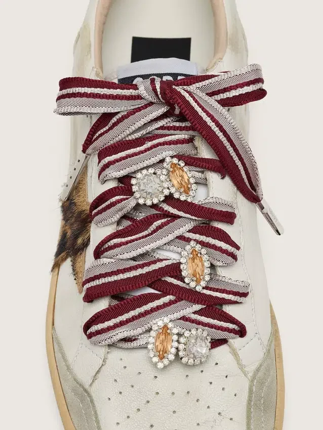 Lacets « Peaux » rayés blanc et bordeaux ornés de breloques