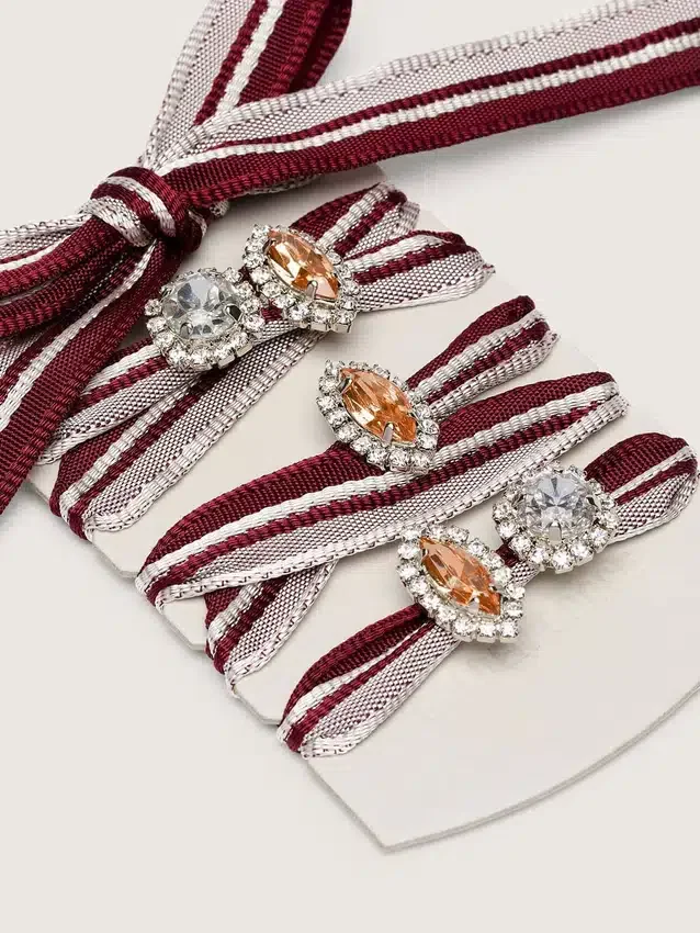 Lacets « Peaux » rayés blanc et bordeaux ornés de breloques