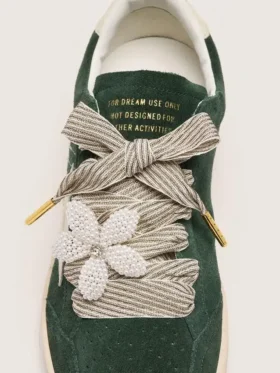 Lacets « Peaux » rayés blancs et beiges avec breloque en forme de fleur