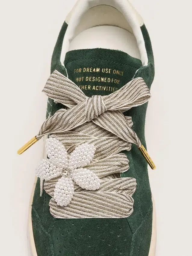 Lacets « Peaux » rayés blancs et beiges avec breloque en forme de fleur