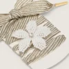 Lacets « Peaux » rayés blancs et beiges avec breloque en forme de fleur