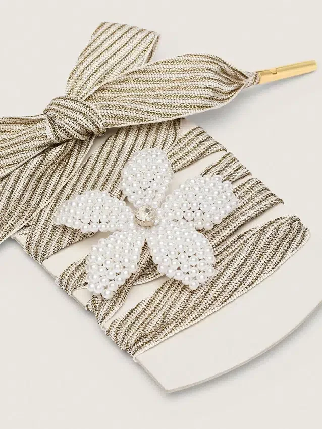 Lacets « Peaux » rayés blancs et beiges avec breloque en forme de fleur