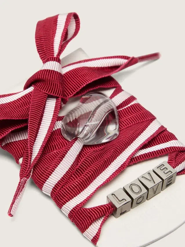 Lacets « Peaux » rayés rouges et blancs avec breloques