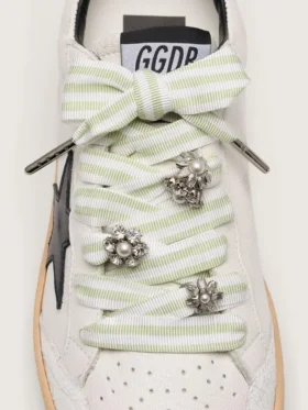 Lacets « Peaux » à rayures vertes et blanches avec breloques