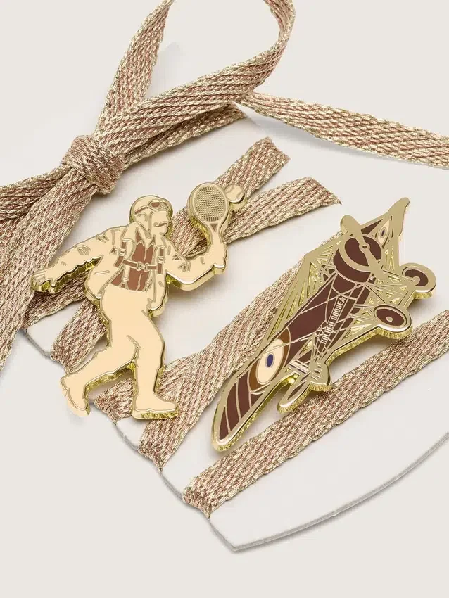 Lacets « Peaux » rouge argile métallisé avec deux épingles