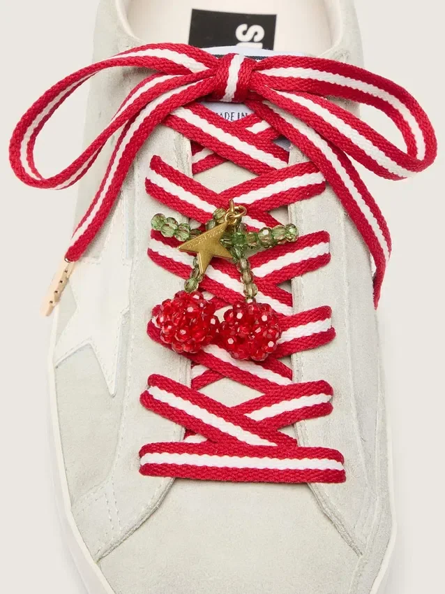 Lacets « Peaux » rouges et blancs avec breloque en forme de cerise