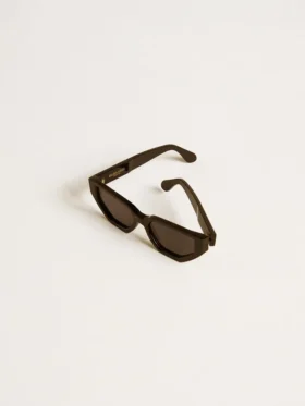 Lunettes de soleil de forme rectangulaire avec monture et verres noirs