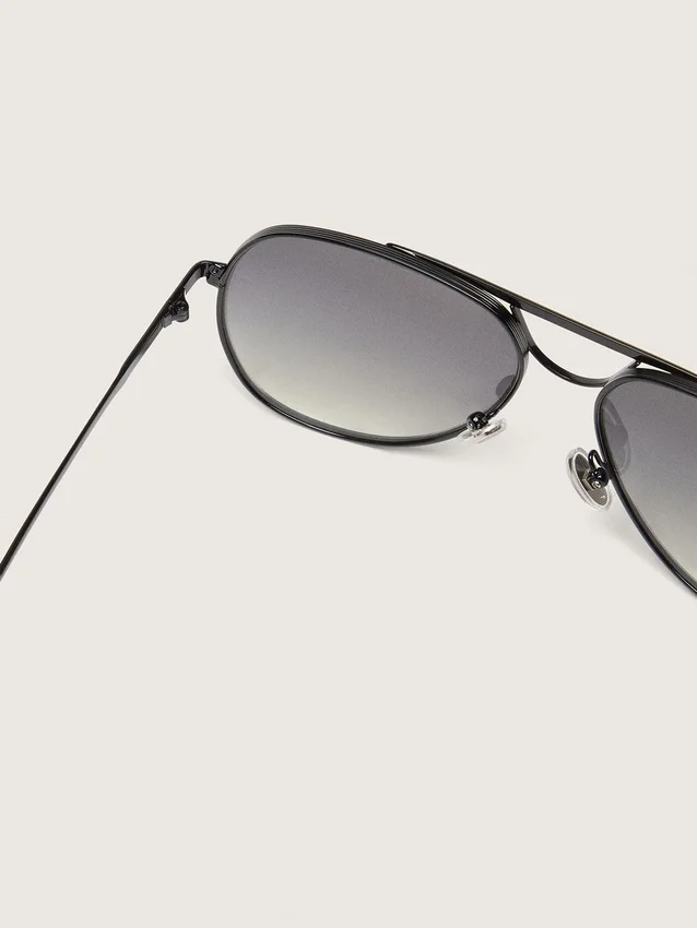 Lunettes de soleil de style aviateur avec monture couleur métal et verres gris
