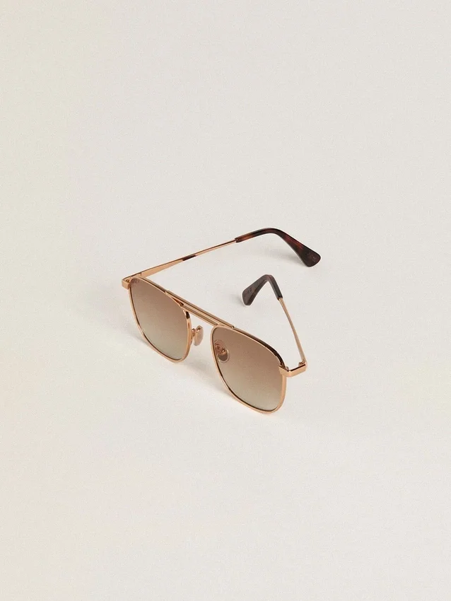 Lunettes de soleil de style aviateur avec monture dorée et verres beiges