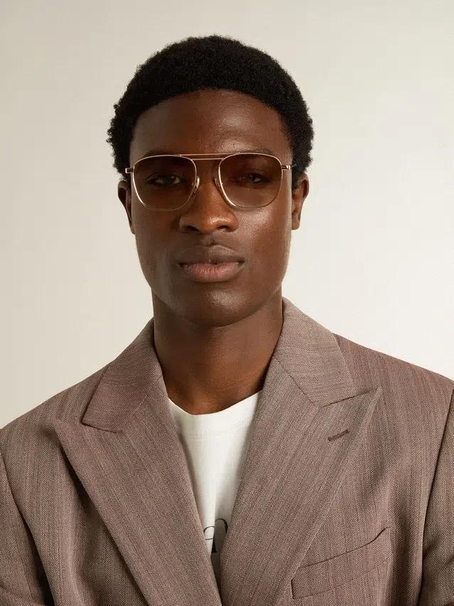 Lunettes de soleil de style aviateur avec monture dorée et verres beiges