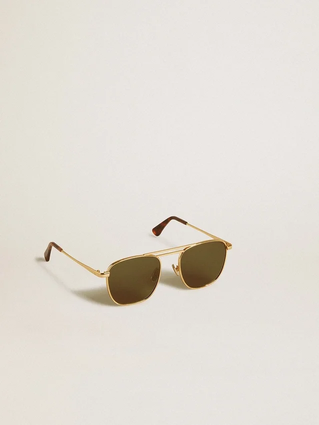 Lunettes de soleil de style aviateur avec monture dorée et verres verts