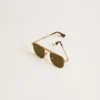 Lunettes de soleil de style aviateur avec monture dorée et verres verts