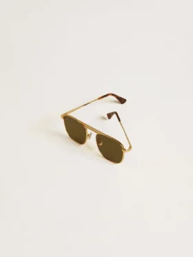 Lunettes de soleil de style aviateur avec monture dorée et verres verts