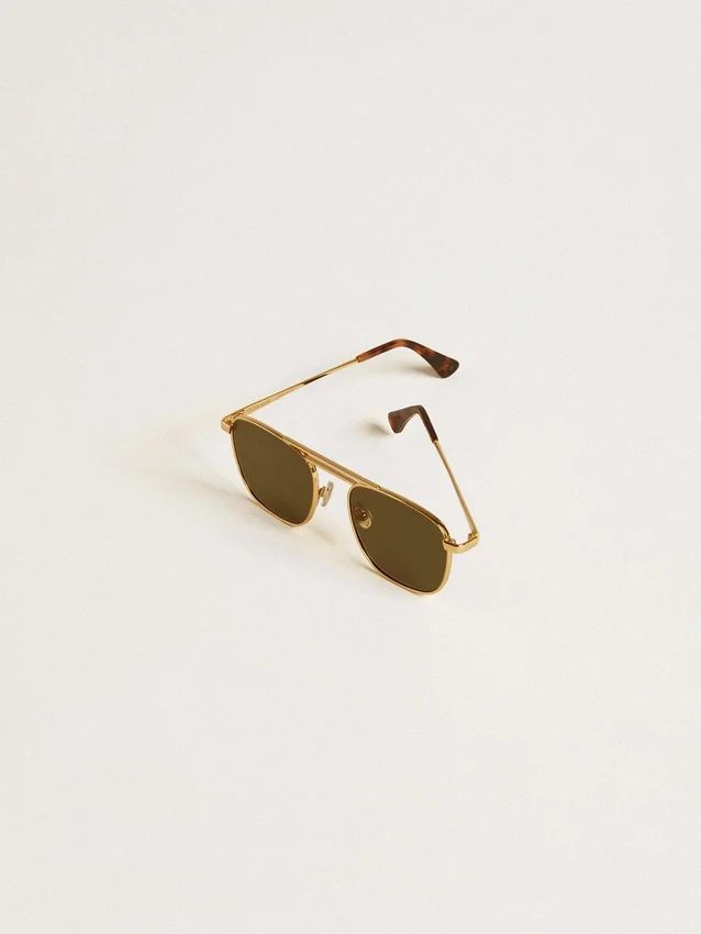 Lunettes de soleil de style aviateur avec monture dorée et verres verts