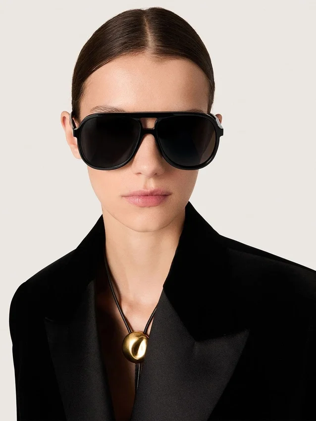 Lunettes de soleil de style aviateur avec monture et verres noirs