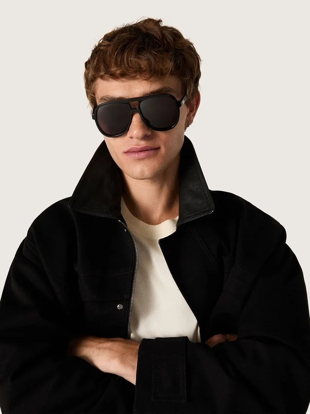 Lunettes de soleil de style aviateur avec monture et verres noirs