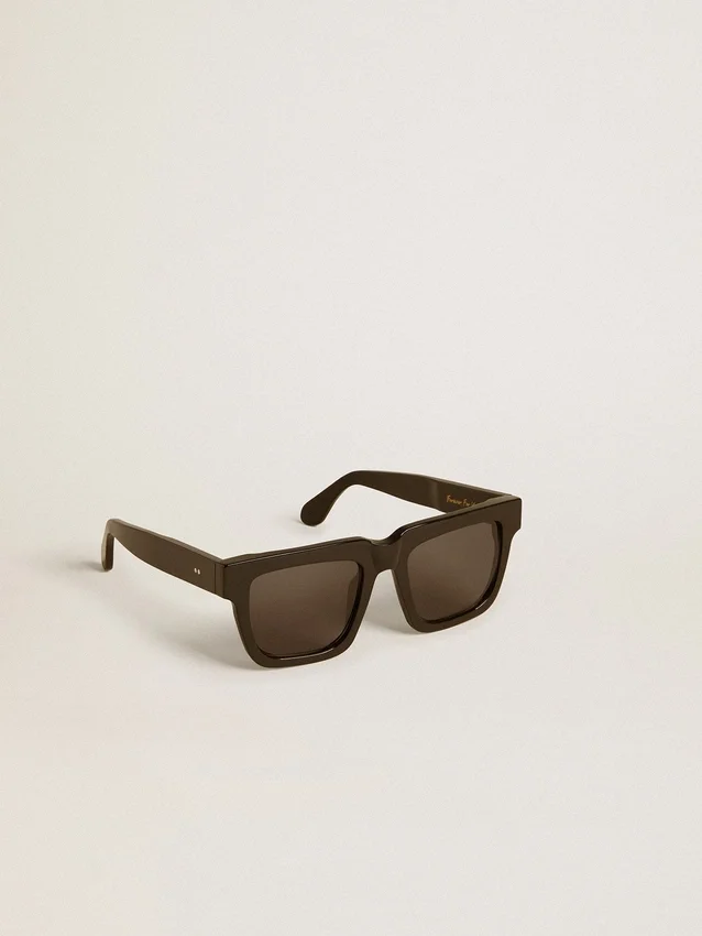 Lunettes de soleil Jamie de style carré avec monture noire et logo doré