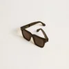 Lunettes de soleil Jamie de style carré avec monture noire et logo doré