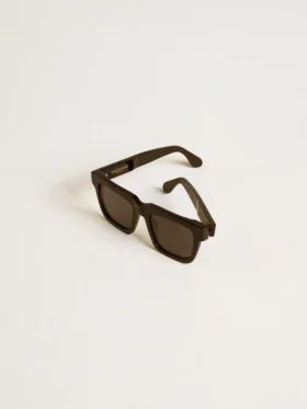 Lunettes de soleil Jamie de style carré avec monture noire et logo doré