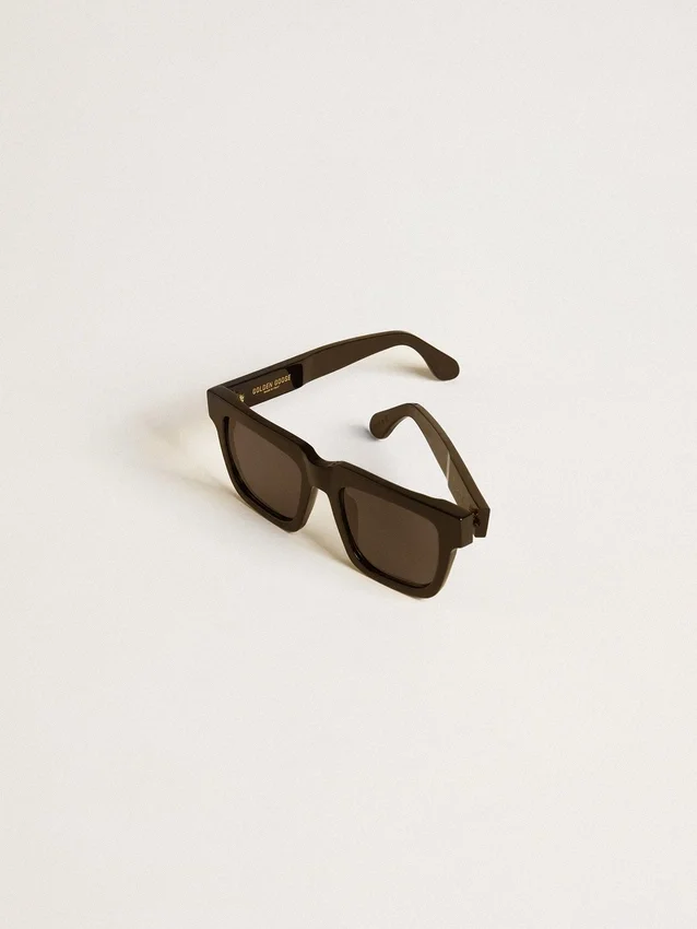 Lunettes de soleil Jamie de style carré avec monture noire et logo doré