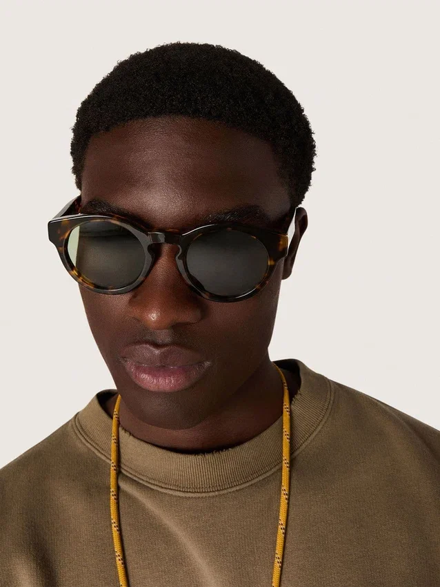 Lunettes de soleil Panthos de style carré avec monture marron havane et verres verts