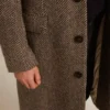 Manteau en laine pour homme à simple boutonnage, avec un tissage à chevrons beige et gris
