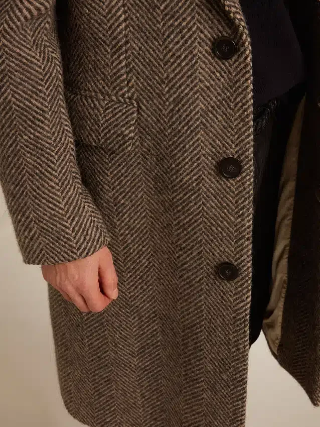 Manteau en laine pour homme à simple boutonnage, avec un tissage à chevrons beige et gris