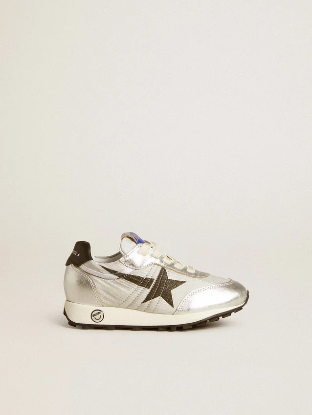 Marathon Junior en nylon argenté avec étoile noire et languette de talon en cuir