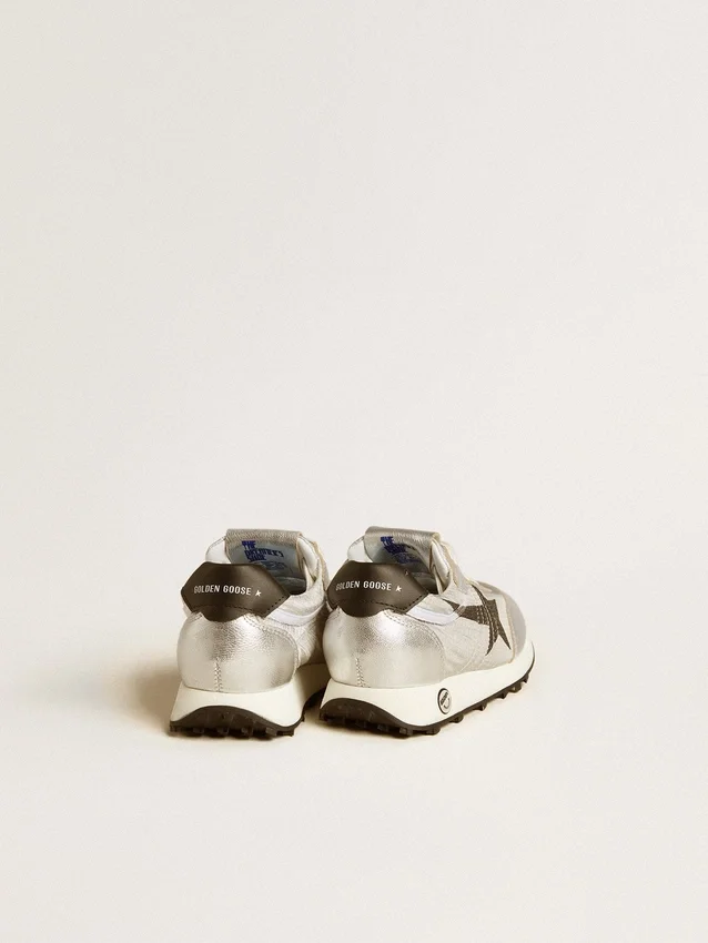 Marathon Junior en nylon argenté avec étoile noire et languette de talon en cuir