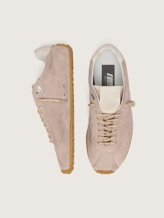 Marathon Speed pour femme en daim rose avec étoile perforée et languette de talon en cuir blanc