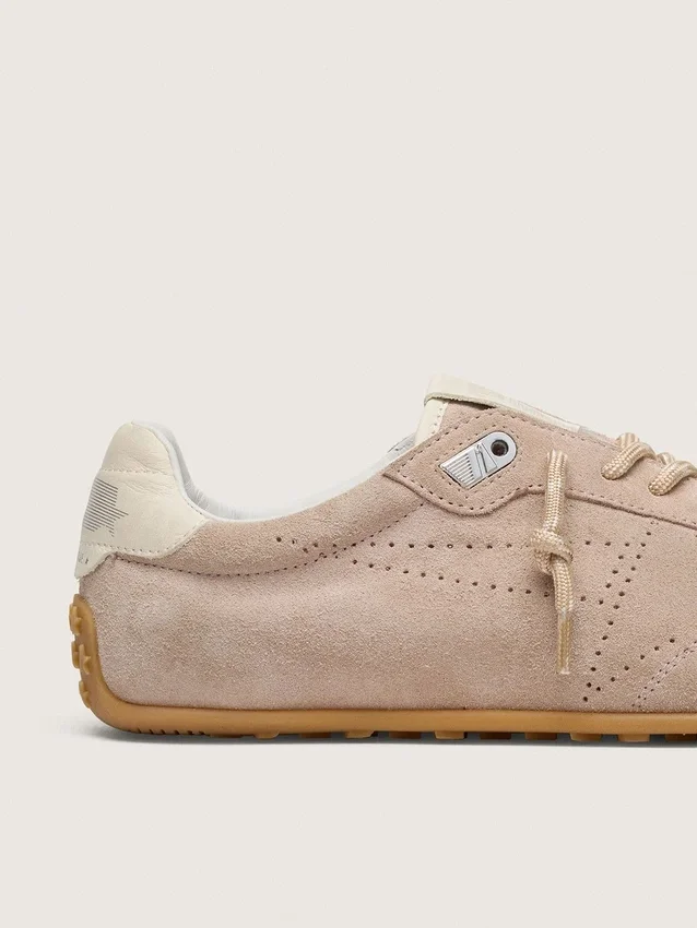Marathon Speed pour femme en daim rose avec étoile perforée et languette de talon en cuir blanc