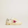 May Junior avec une étoile pailletée fuchsia et une languette de talon en cuir métallisé