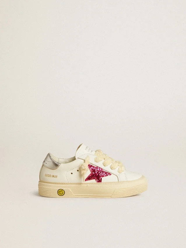 May Junior avec une étoile pailletée fuchsia et une languette de talon en cuir métallisé