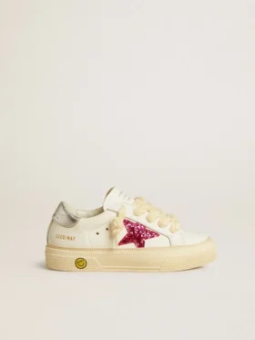 May Young avec une étoile pailletée fuchsia et une languette de talon en cuir métallisé