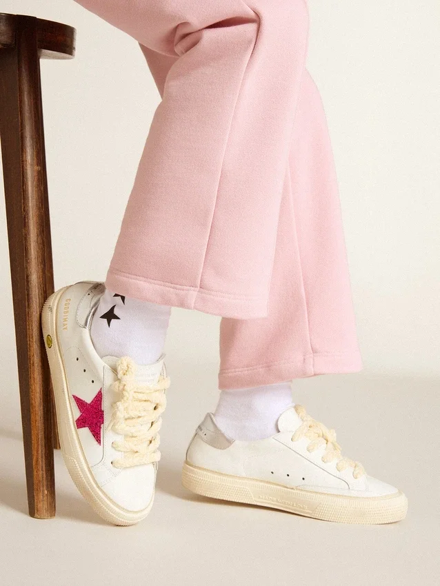 May Young avec une étoile pailletée fuchsia et une languette de talon en cuir métallisé