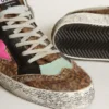 Mid Star en cuir de poney imprimé léopard avec étoile en cuir fuchsia