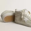 Mid Star en daim gris clair avec étoile en cuir blanc
