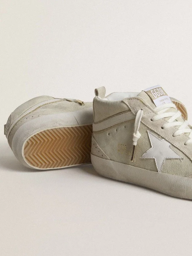 Mid Star en daim gris clair avec étoile en cuir blanc