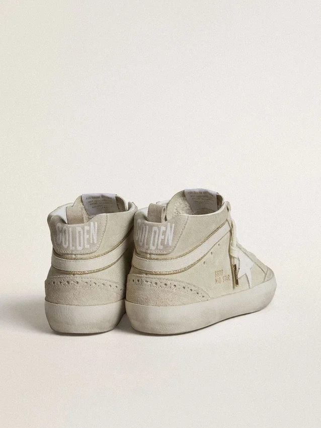 Mid Star en daim gris clair avec étoile en cuir blanc