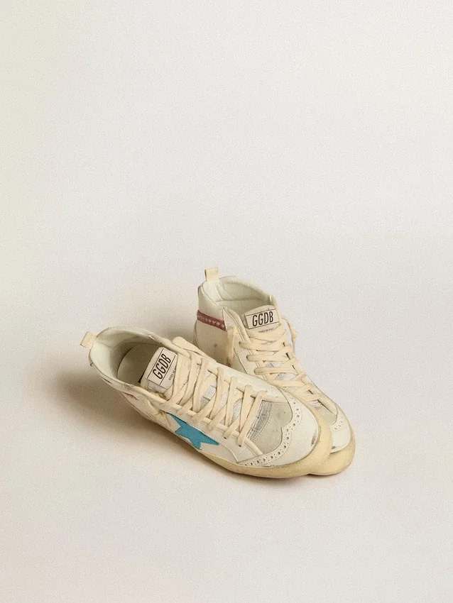 Mid Star pour femme en cuir avec étoile bleu clair et empiècement en daim fuchsia orné de clous platine
