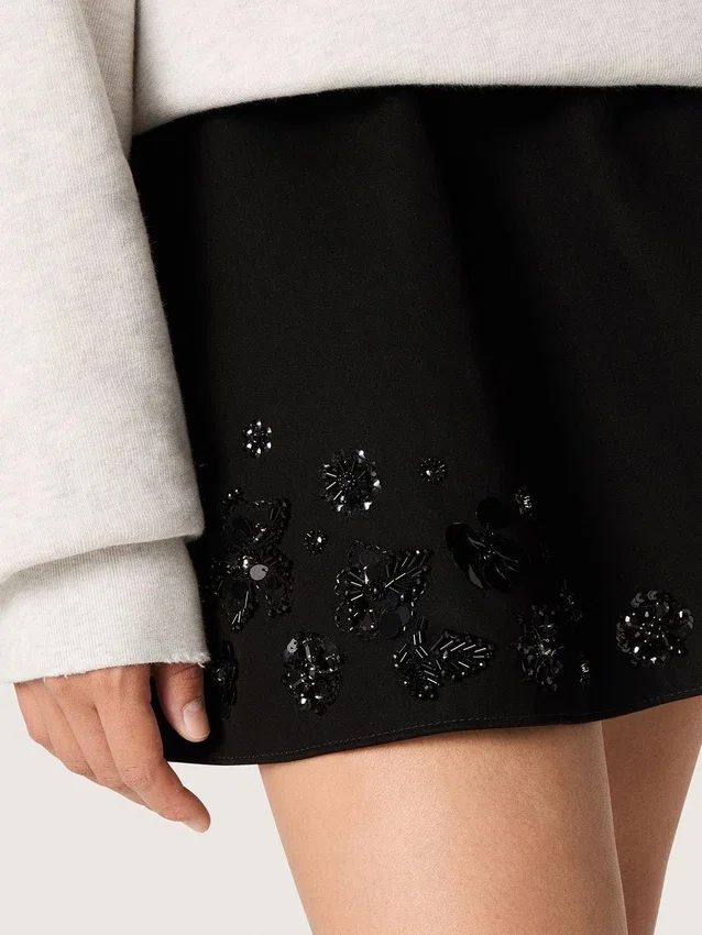 Mini-jupe pour femme en sergé de coton noir avec broderie florale en paillettes