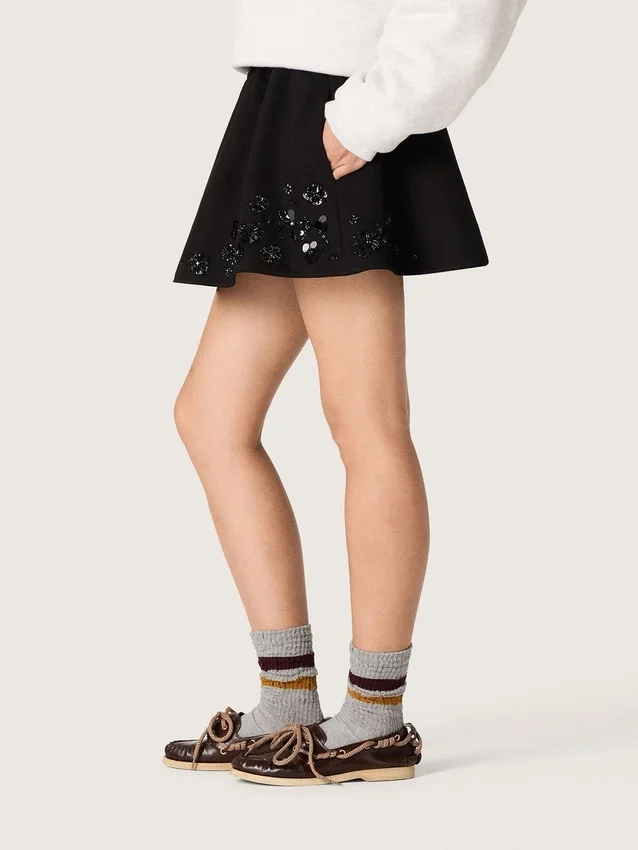 Mini-jupe pour femme en sergé de coton noir avec broderie florale en paillettes