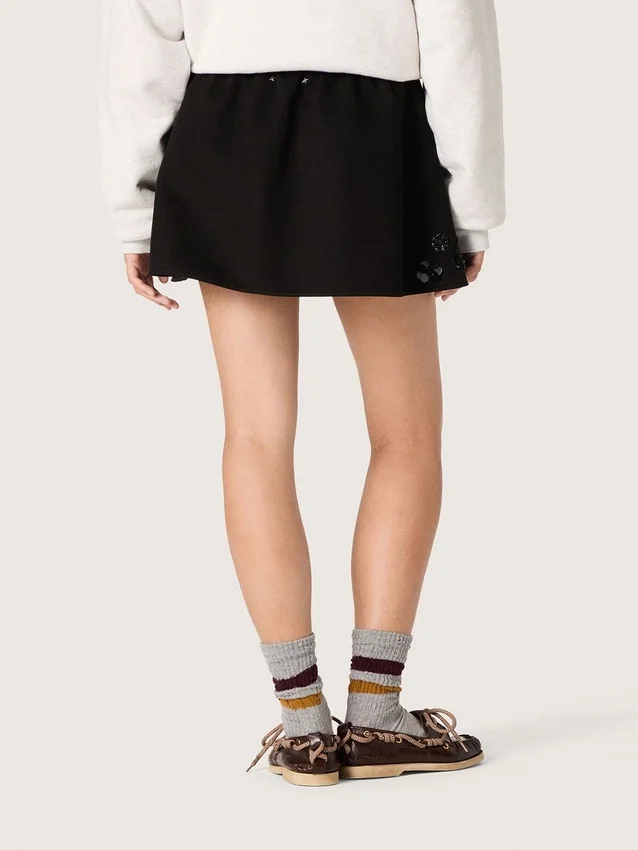 Mini-jupe pour femme en sergé de coton noir avec broderie florale en paillettes